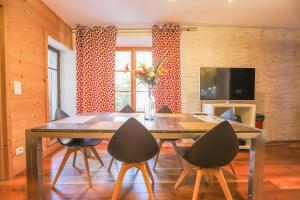 Televízia a/alebo spoločenská miestnosť v ubytovaní L'Isle - Lofts & Lakes certified 5-stars