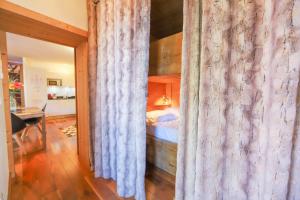 Posteľ alebo postele v izbe v ubytovaní L'Isle - Lofts & Lakes certified 5-stars