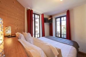 Posteľ alebo postele v izbe v ubytovaní L'Isle - Lofts & Lakes certified 5-stars