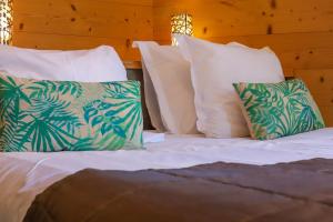 Posteľ alebo postele v izbe v ubytovaní L'Isle - Lofts & Lakes certified 5-stars