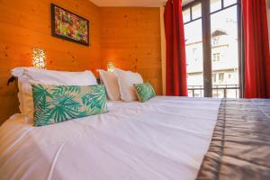 Postel nebo postele na pokoji v ubytování L'Isle - Lofts & Lakes certified 5-stars