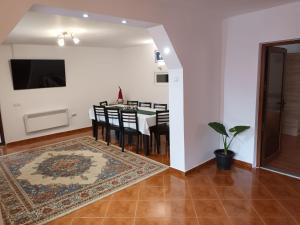 a dining room with a table and chairs at Casa Alex in Malaia