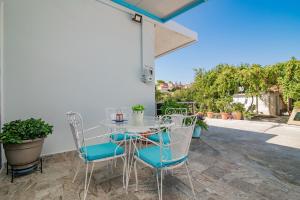 een tafel en stoelen op een patio bij Maria’s room in Argassi