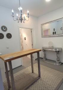 - une salle à manger avec une table et un miroir dans l'établissement ALBERGUE de Caldas de Reis URRACA, à Caldas de Reis