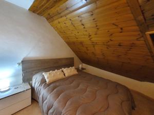 a bedroom with a bed and a window at Apartamentos Grifo Vacances Grizzly in Pas de la Casa