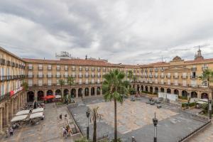 un gran edificio con una plaza delante en Habitaciones Apartamento B&B Plaza Nueva 8, en Bilbao