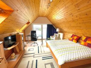 - une chambre avec un lit et un plafond en bois dans l'établissement Ferienwohnung Fröhlich, à Husum