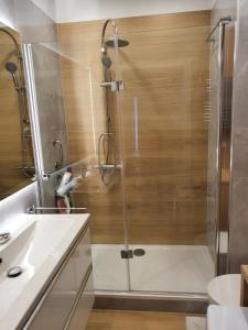 W łazience znajduje się prysznic ze szklanymi drzwiami. w obiekcie Apartament Gliwice centrum, z garażem w mieście Gliwice