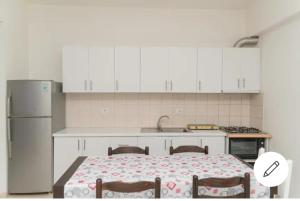 Kuchyň nebo kuchyňský kout v ubytování Apt., Center of Vlora 3