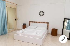 Postel nebo postele na pokoji v ubytování Apt., Center of Vlora 3