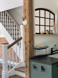 Zimmer mit einer Treppe mit einem Tisch und einer Treppe in der Unterkunft Landhaus Ankerplatz im Grünen, strandnah , fernab vom mainstream , ideal für Familien in Gorow