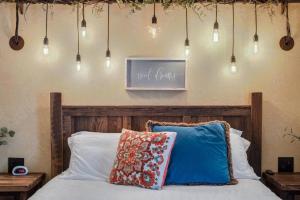 um quarto com uma cama com uma cabeceira em madeira e luzes em The Rustic Suite - Main Street Lodge in Berlin em Berlin