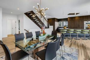 une salle à manger et une cuisine avec une table et des chaises en verre dans l'établissement Villa at Bootleggers Landing, à Anchorage