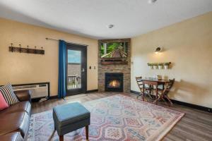 Uma área de estar em The Rustic Suite - Main Street Lodge in Berlin