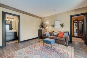 Uma área de estar em The Rustic Suite - Main Street Lodge in Berlin