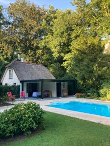 ein Haus mit Pool im Hof in der Unterkunft Schilde Cottage in Schilde