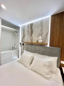 a bedroom with a bed and a painting on the wall at Silver & Brownie, Nuevo apart cerca de la Playa in Playa de las Americas