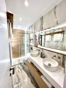 a bathroom with two sinks and a shower at Silver & Brownie, Nuevo apart cerca de la Playa in Playa de las Americas