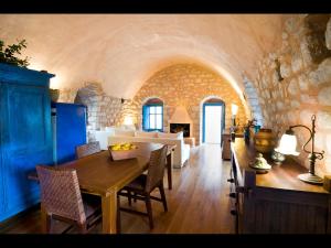 Posezení v ubytování Arapakis Historic Castle