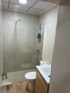 W łazience znajduje się toaleta, umywalka i prysznic. w obiekcie Agradable casa familiar en Pliego. w mieście Pliego