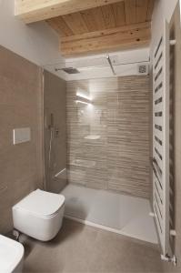 W łazience znajduje się biała toaleta i prysznic. w obiekcie B&b Porta Arpana- Camere & Appartamenti Deluxe in centro w mieście Foggia