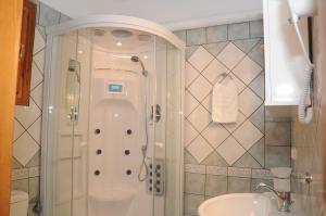 A bathroom at La Petri Studios with Fireplace & View