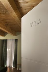 biała ściana z napisem Nintendo w obiekcie B&b Porta Arpana- Camere & Appartamenti Deluxe in centro w mieście Foggia +16 zdjęć