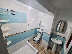 a bathroom with a toilet and a sink at Hospedaje apus in Huaraz