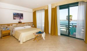 1 dormitorio con cama y vistas al océano en Hotel Terminal - Caroli Hotels, en Leuca