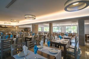 a restaurant with tables and chairs in a room at Dar Khayam in Hammamet