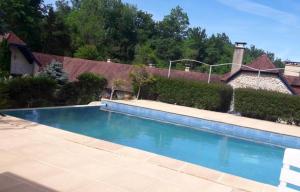 basen na podwórku domu w obiekcie Villa de 4 chambres avec piscine privee terrasse amenagee et wifi a Jurancon w mieście Jurançon