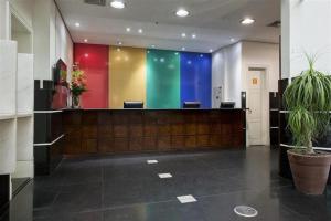een lobby met een kleurrijke muur in een gebouw bij Flat International Business Ibirapuera, 2534 Moema in Sao Paulo
