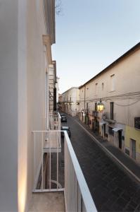 widok na pustą ulicę z balkonu w obiekcie B&b Porta Arpana w mieście Foggia