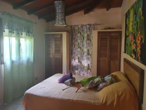 哥西尔Villa Mascotte proche Bas du Fort avec piscine的一间卧室，床上有枕头 更多16张照片