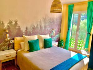 1 dormitorio con 1 cama con una pintura en la pared en Casa Rural Una Ventana a la Montaña, en Aracena