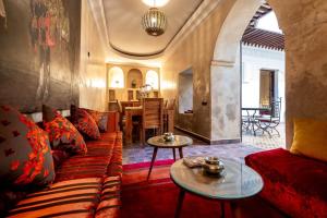 ein Wohnzimmer mit einem Sofa und einem Tisch in der Unterkunft Riad Kamal Medina in Marrakesch