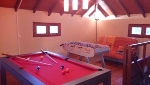 哥西尔Villa Mascotte proche Bas du Fort avec piscine的客厅设有台球桌