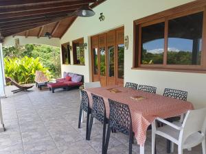 哥西尔Villa Mascotte proche Bas du Fort avec piscine的天井配有桌椅和沙发。