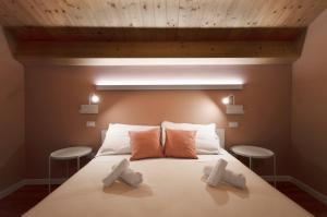 sypialnia z dużym łóżkiem z 2 stołkami w obiekcie B&b Porta Arpana- Camere & Appartamenti Deluxe in centro w mieście Foggia