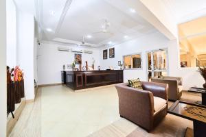 巴馬科的住宿－Dunia Hotel Bamako，带沙发和钢琴的客厅
