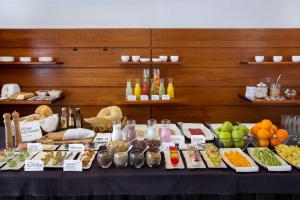 una mesa con muchos tipos diferentes de comida en ella en NH Iquique Costa, en Iquique