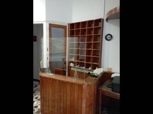 una oficina con escritorio y teléfono en una habitación en Room in Lodge - Double and single room - Pension Oria 1 en Luarca