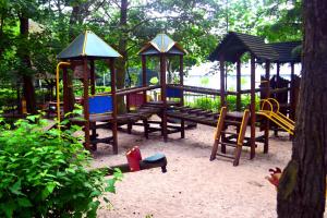 キェルツェにあるBinkowski Dworekのベンチや木々のある遊び場付きの公園