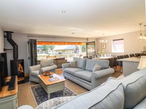 a living room with two couches and a fireplace at Lake View Lodge in Lincoln