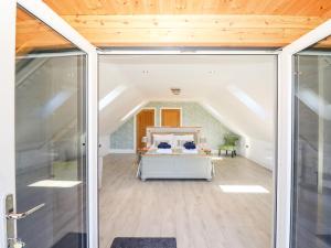 ein Schlafzimmer im Dachgeschoss mit einem Bett in einem Zimmer in der Unterkunft Lake View Lodge in Lincoln