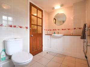 ein Badezimmer mit Toilette und Waschbecken in der Unterkunft Barley Cottage in Axminster + 23 Fotos