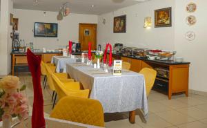 Hotel Hibiscus Louis餐厅或其他用餐的地方