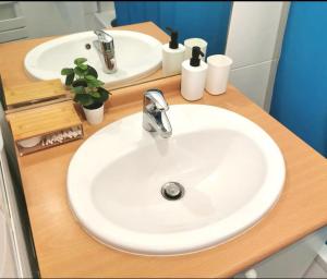 encimera con lavabo y espejo en CHIC 2CHAMBRES,70m²+balcon+parking+WIFI en Nantes