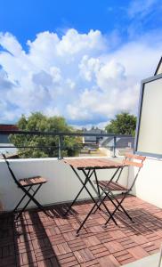 uma mesa e cadeiras sentadas numa varanda em CHIC 2CHAMBRES,70m²+balcon+parking+WIFI em Nantes