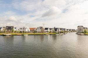 a body of water with houses and buildings at Boothuis 64 Harderwijk in Harderwijk